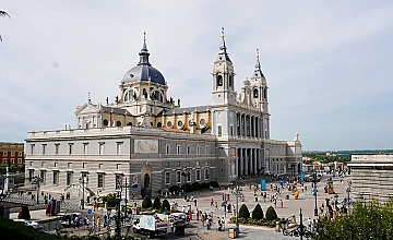 Lima – Templo Pre Inca de Pachacamac – Barranco – City tour Colonial y Moderno: Parque del Amor, Huaca Pucllana, Centro financiero de San Isidro – Plaza de Armas de Lima: Catedral Lima, Palacio de Gobierno y Convento de San Francisco (Desayuno y Almuerzo)