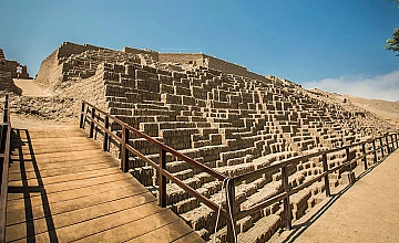 Lima – Museo Larco – City tour Colonial y Moderno: Parque del Amor, Huaca Pucllana, Centro financiero de San Isidro – Plaza de Armas Lima: Catedral de Lima, Palacio de Gobierno y Convento Catacumbas de San Francisco – Viaje a Paracas (Desayuno y Almuerzo)