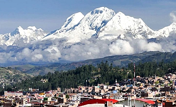 Lima – Traslado al Aeropuerto de Lima – Vuelo de Lima a Huaraz – Llegada al Huaraz – Recojo del Aeropuerto – Traslado al Hotel – Tarde libre (Desayuno y Almuerzo)