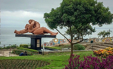 Lima – Museo Larco – City tour Colonial y Moderno: Parque del Amor, Huaca Pucllana, San Isidro – Plaza de Armas Lima: Catedral de Lima, Palacio de Gobierno y Catacumbas de San Francisco (Desayuno y Almuerzo)